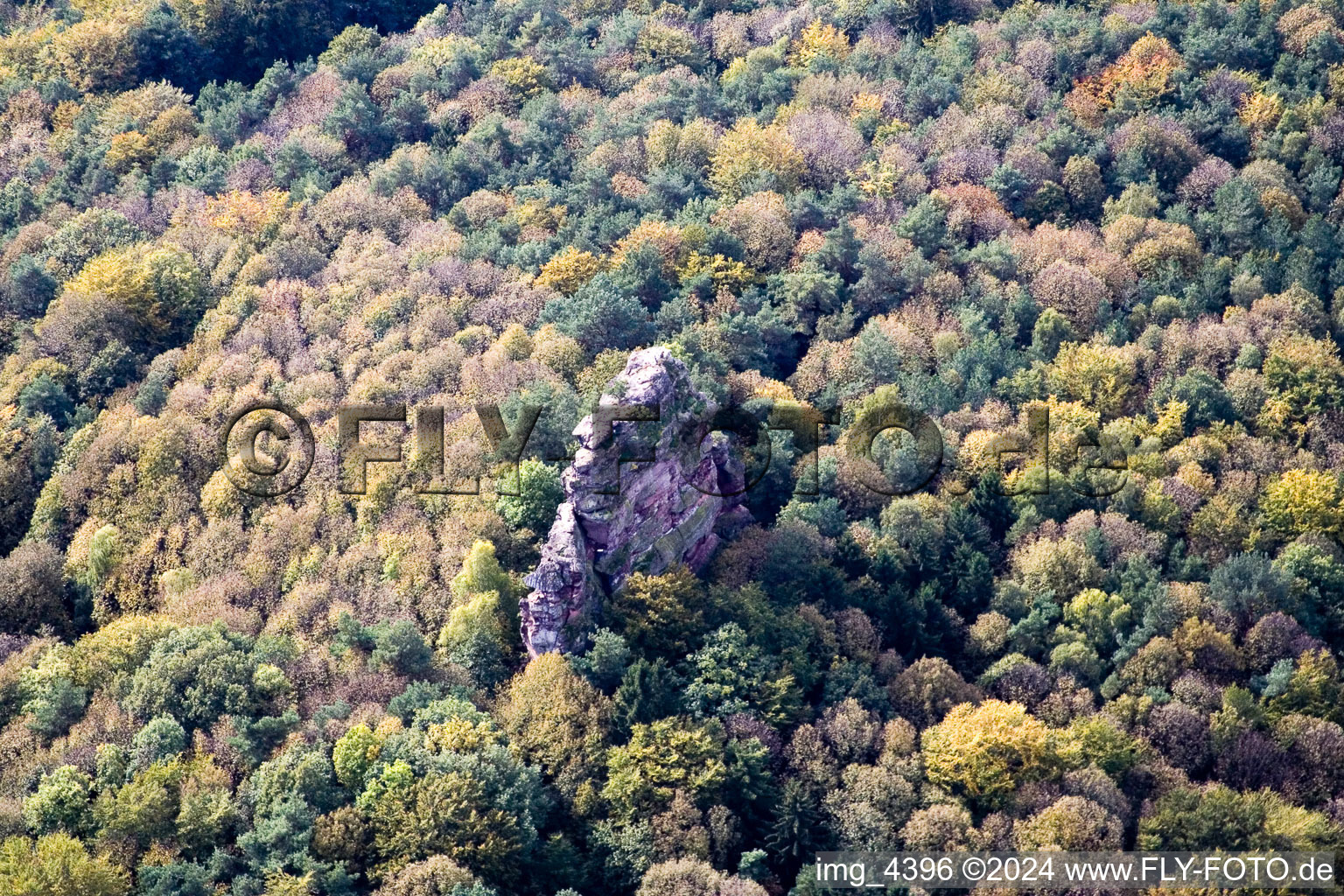 Vue aérienne de Rocher dans le N à Münchweiler am Klingbach dans le département Rhénanie-Palatinat, Allemagne