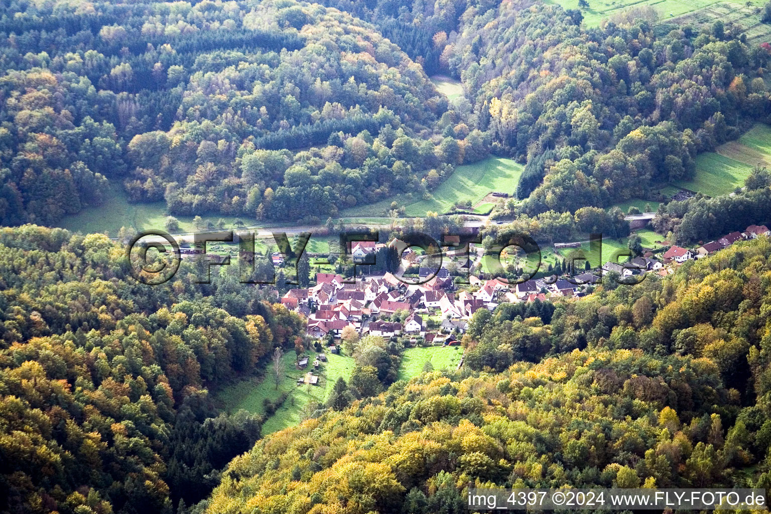 Vue aérienne de Münchweiler am Klingbach dans le département Rhénanie-Palatinat, Allemagne