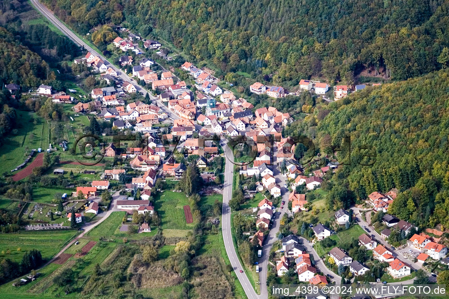 Waldrohrbach dans le département Rhénanie-Palatinat, Allemagne vu d'un drone