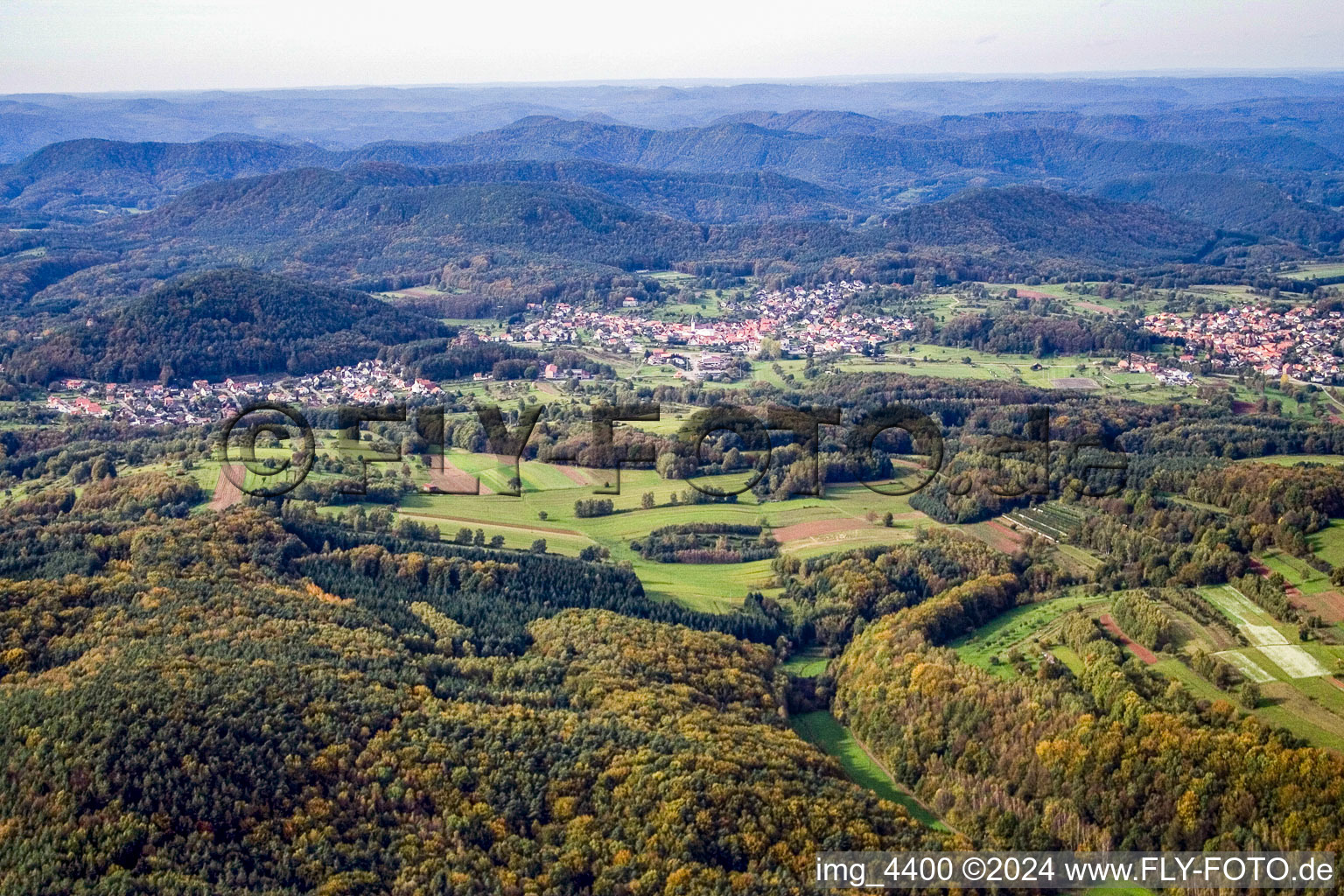 Vue aérienne de Vue sur le village à le quartier Gossersweiler in Gossersweiler-Stein dans le département Rhénanie-Palatinat, Allemagne