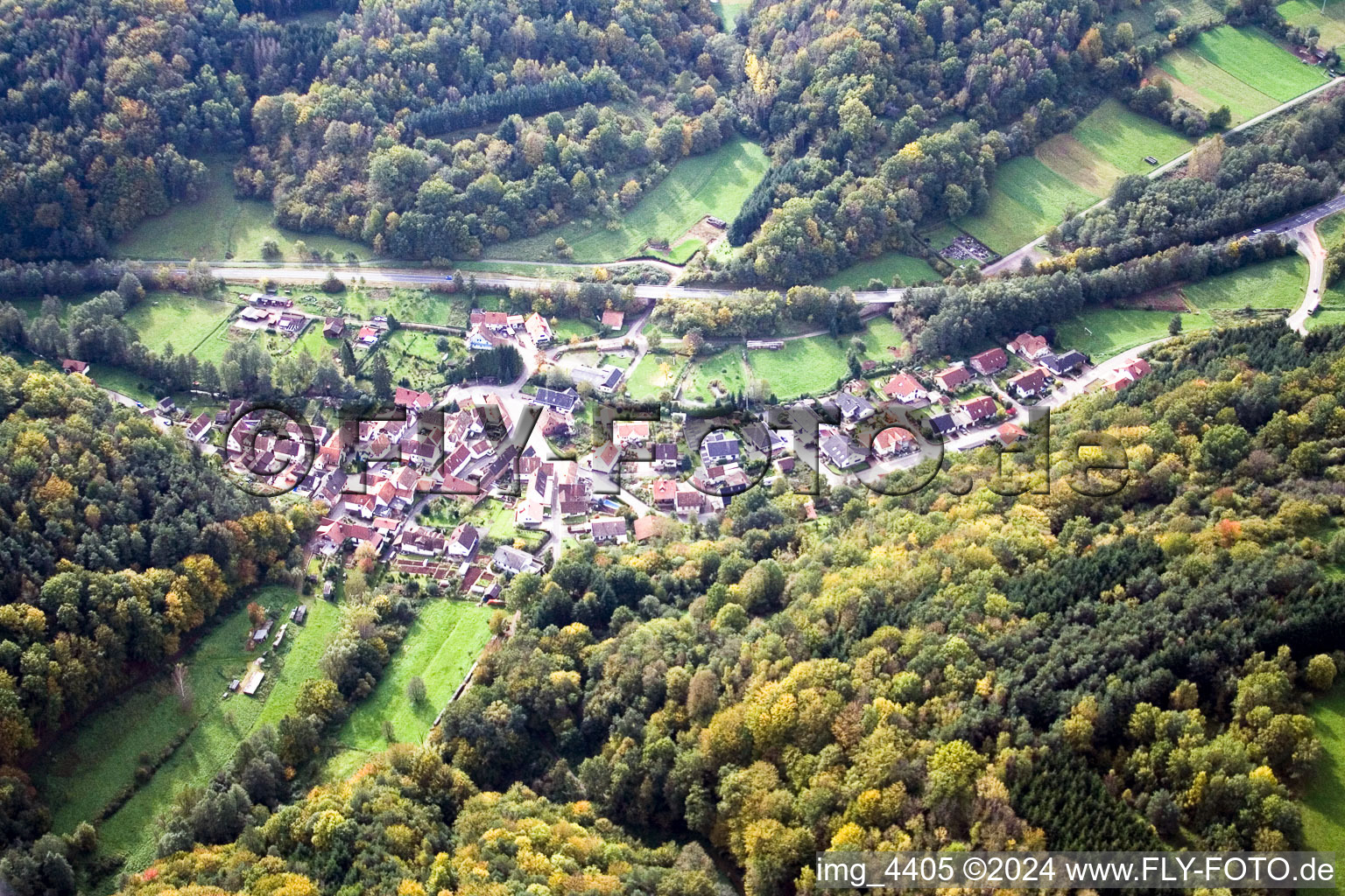 Vue aérienne de Münchweiler am Klingbach dans le département Rhénanie-Palatinat, Allemagne