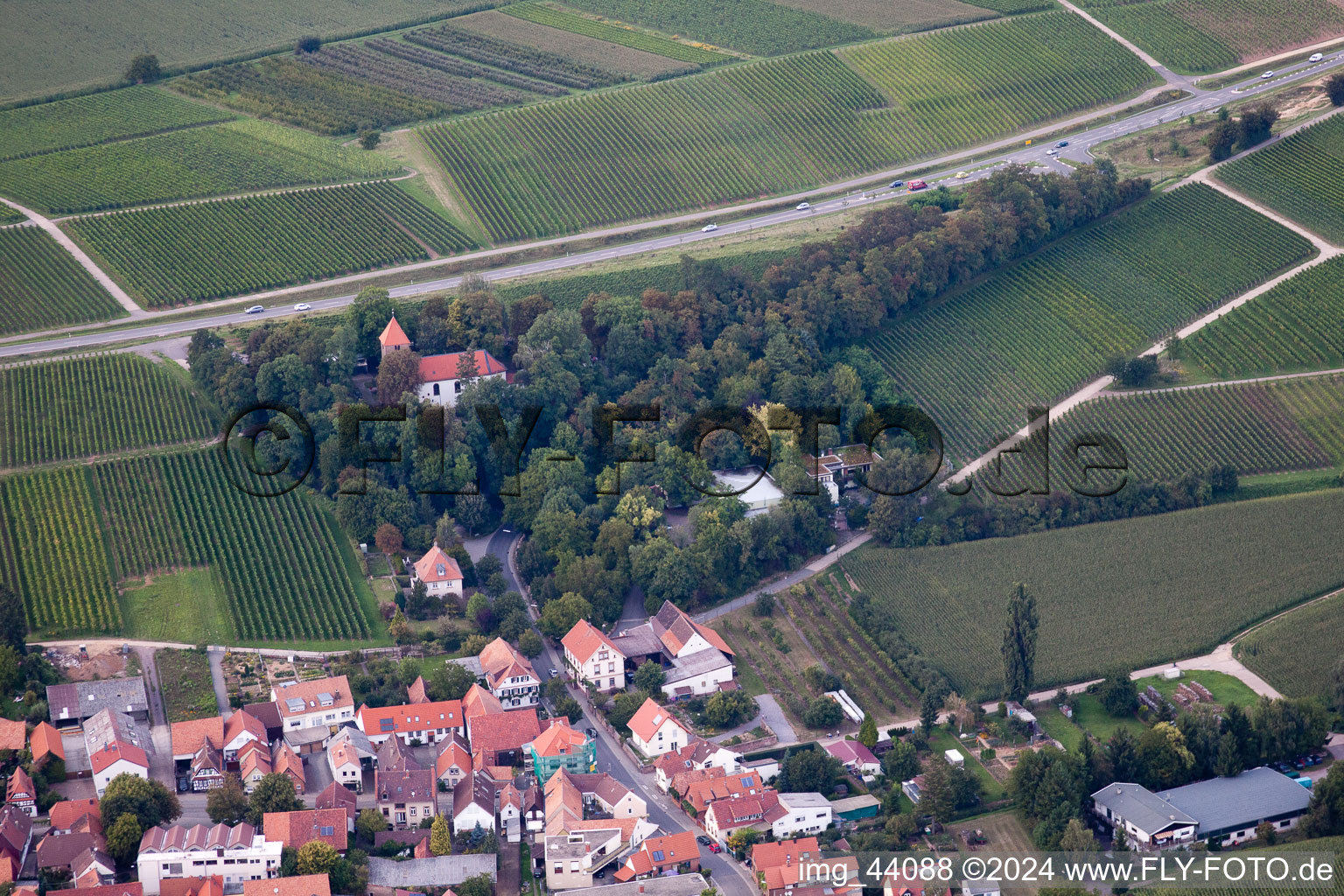 Vue aérienne de Chapelle à le quartier Wollmesheim in Landau in der Pfalz dans le département Rhénanie-Palatinat, Allemagne