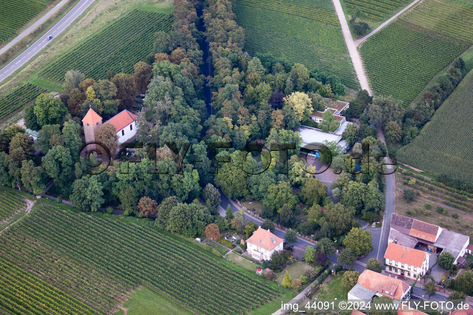 Vue aérienne de Chapelle à le quartier Wollmesheim in Landau in der Pfalz dans le département Rhénanie-Palatinat, Allemagne