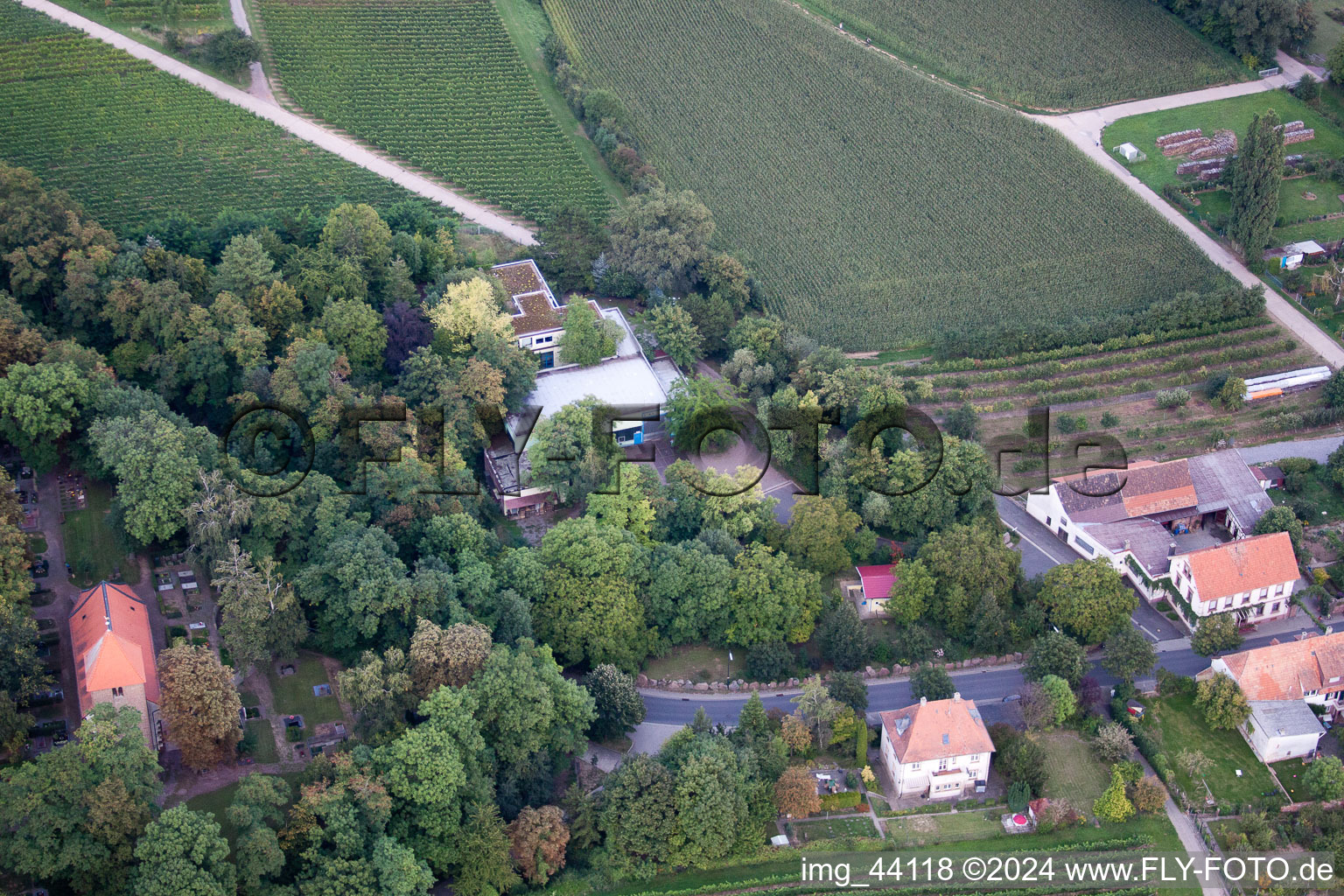 Vue oblique de Locaux de l'entreprise SEKA Schutzbeventil GmbH avec halls, bâtiments d'entreprise et installations de production à le quartier Wollmesheim in Landau in der Pfalz dans le département Rhénanie-Palatinat, Allemagne