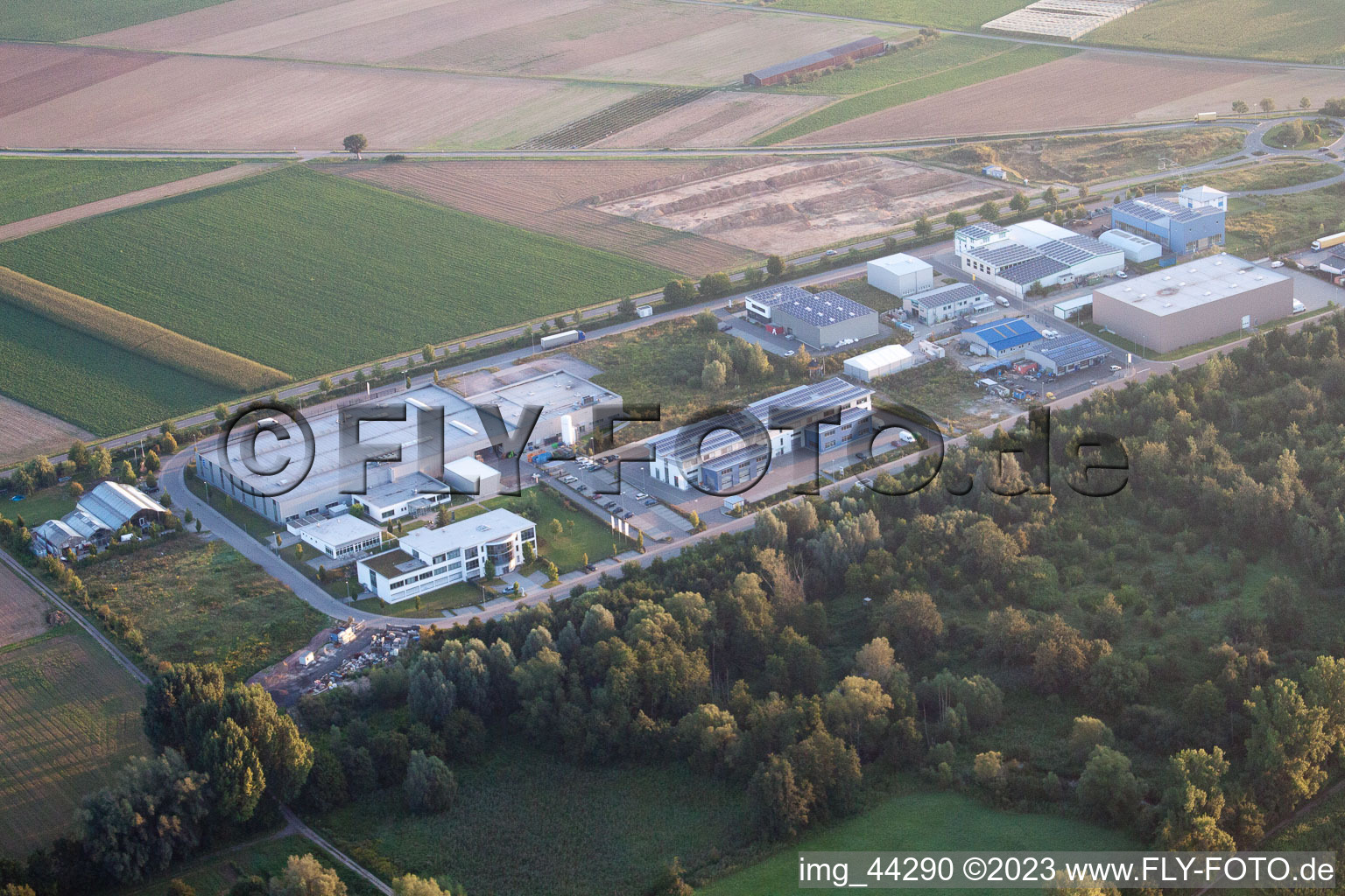 Zone commerciale Ouest à le quartier Herxheim in Herxheim bei Landau dans le département Rhénanie-Palatinat, Allemagne d'en haut