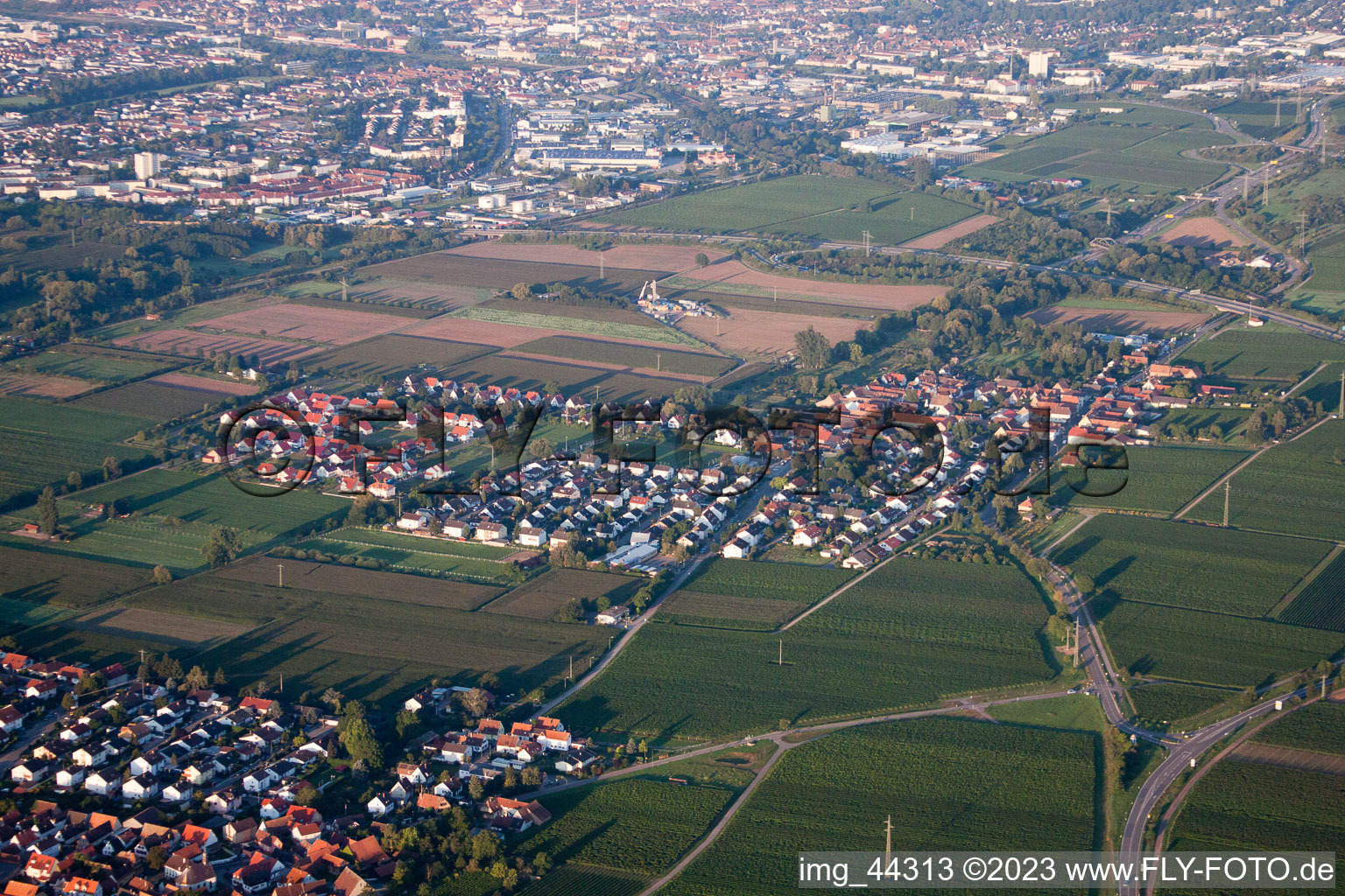 Essingen dans le département Rhénanie-Palatinat, Allemagne vue du ciel