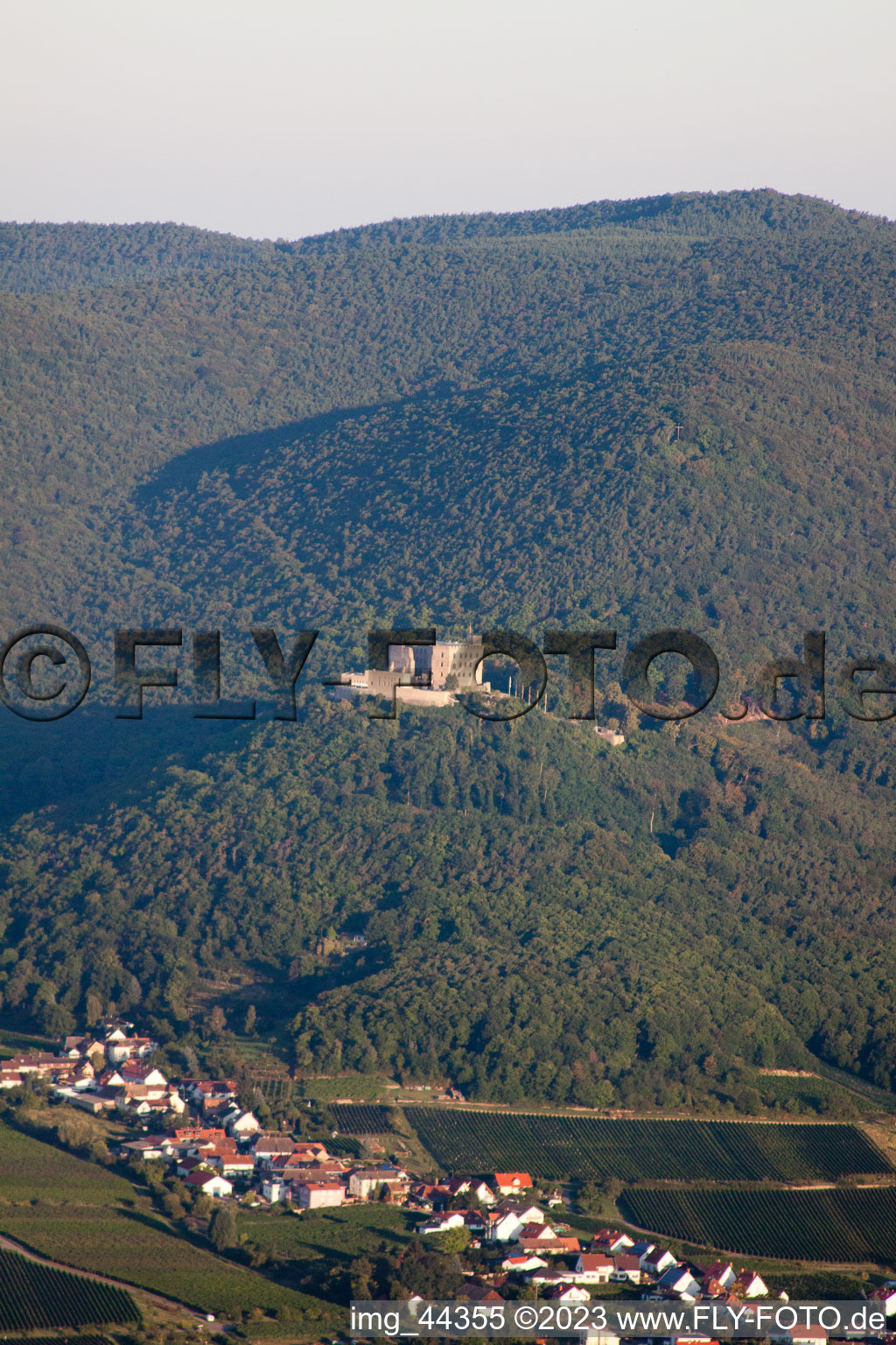 Vue oblique de Château de Hambach à le quartier Hambach an der Weinstraße in Neustadt an der Weinstraße dans le département Rhénanie-Palatinat, Allemagne