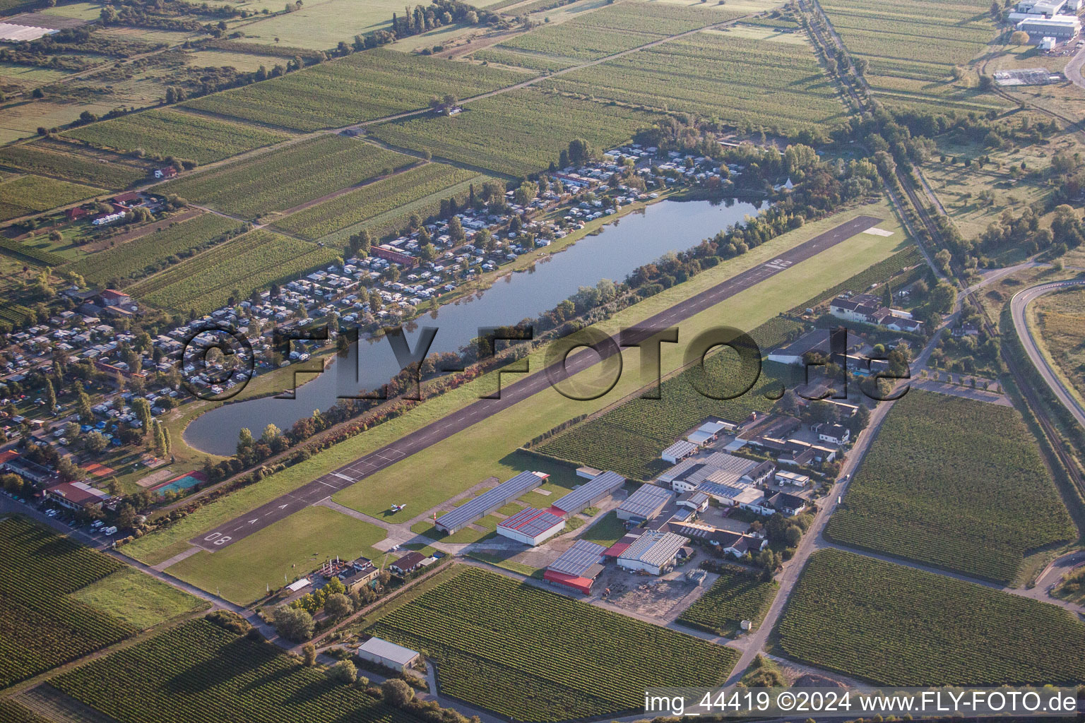 Vue aérienne de Aérodrome d'Almensee à Bad Dürkheim dans le département Rhénanie-Palatinat, Allemagne