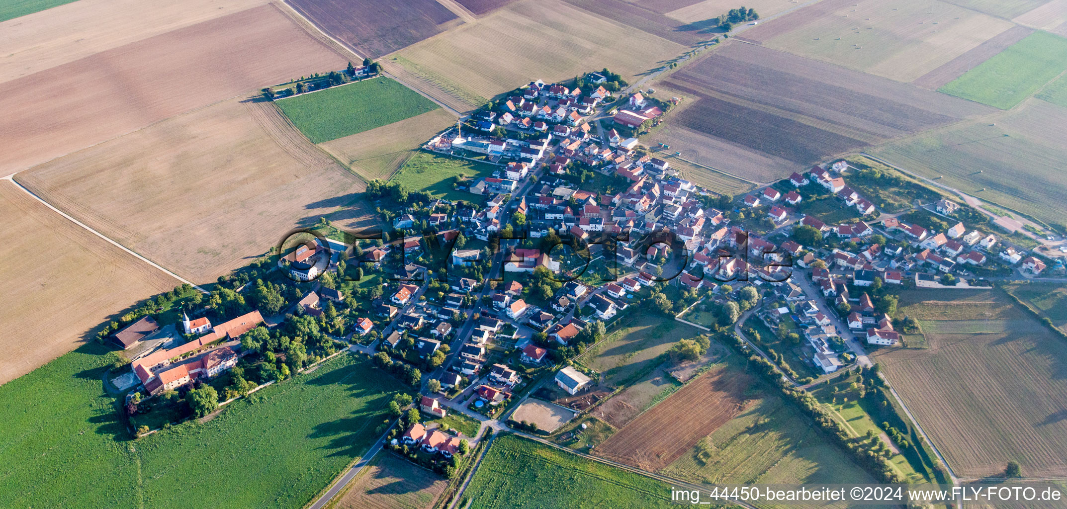 Vue aérienne de Champs agricoles et surfaces utilisables à Quirnheim dans le département Rhénanie-Palatinat, Allemagne