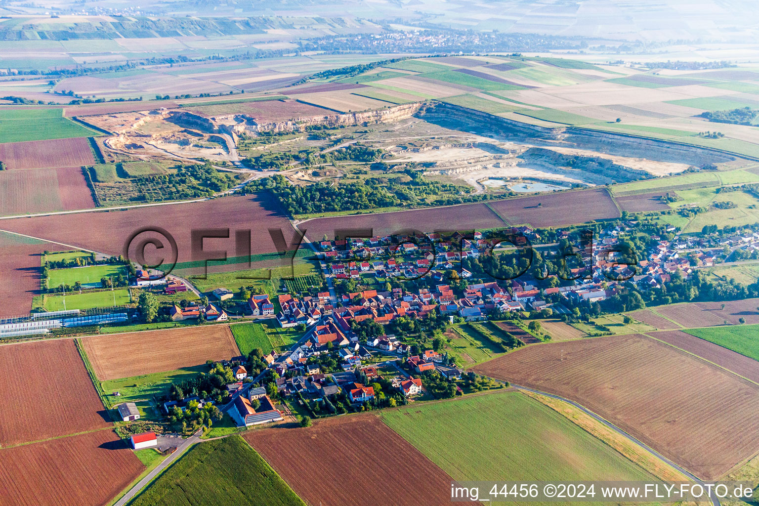 Vue aérienne de Vue sur le village à Rüssingen dans le département Rhénanie-Palatinat, Allemagne