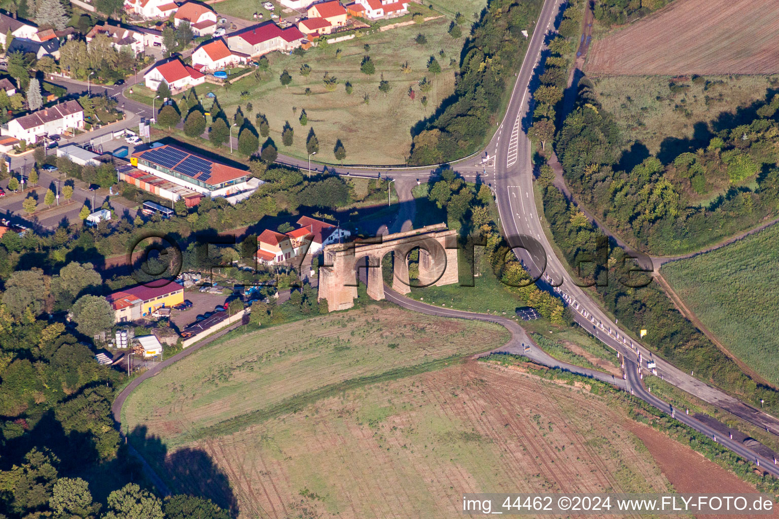 Vue aérienne de Viaduc de l'ancien pont ferroviaire pour le passage des voies ferrées sur le Primm à Marnheim dans le département Rhénanie-Palatinat, Allemagne