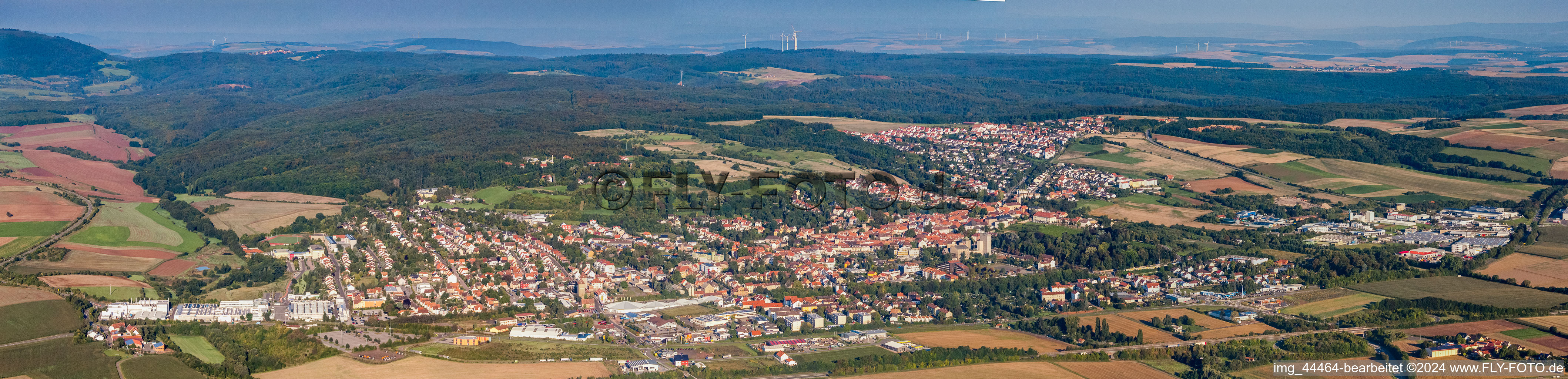 Vue aérienne de Vue panoramique en perspective des rues et des maisons des quartiers résidentiels à Kirchheimbolanden dans le département Rhénanie-Palatinat, Allemagne