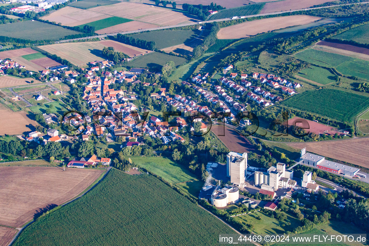 Vue aérienne de Vue des rues et des maisons des quartiers résidentiels à Bischheim dans le département Rhénanie-Palatinat, Allemagne