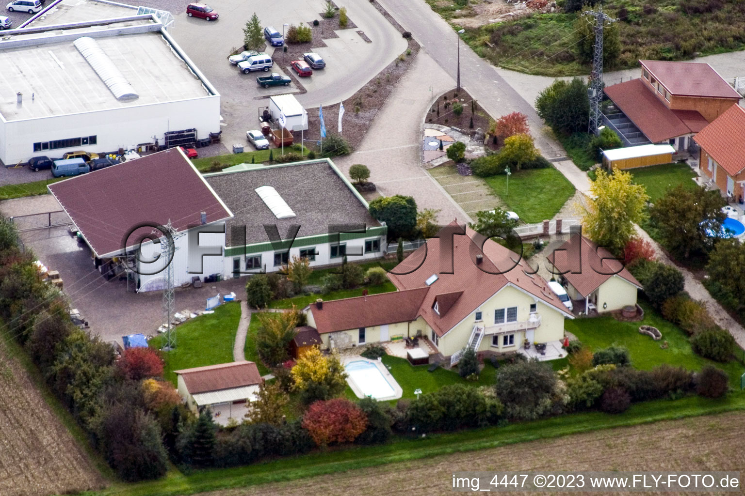 Vue aérienne de Entrée de la ville par l'est à Freckenfeld dans le département Rhénanie-Palatinat, Allemagne