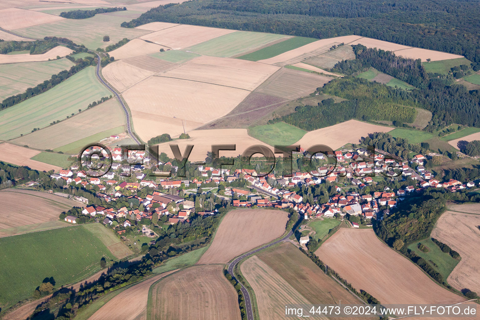 Vue aérienne de Champs agricoles et surfaces utilisables à Nieder-Wiesen dans le département Rhénanie-Palatinat, Allemagne