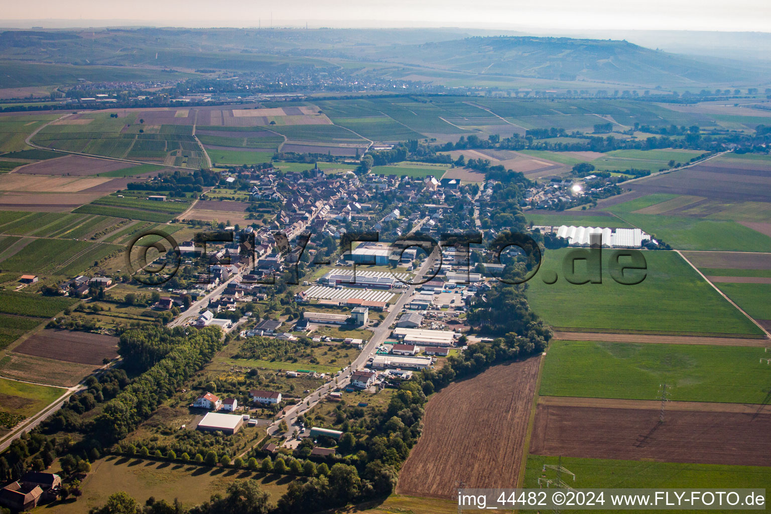 Vue aérienne de Vue des rues et des maisons des quartiers résidentiels à Pfaffen-Schwabenheim dans le département Rhénanie-Palatinat, Allemagne