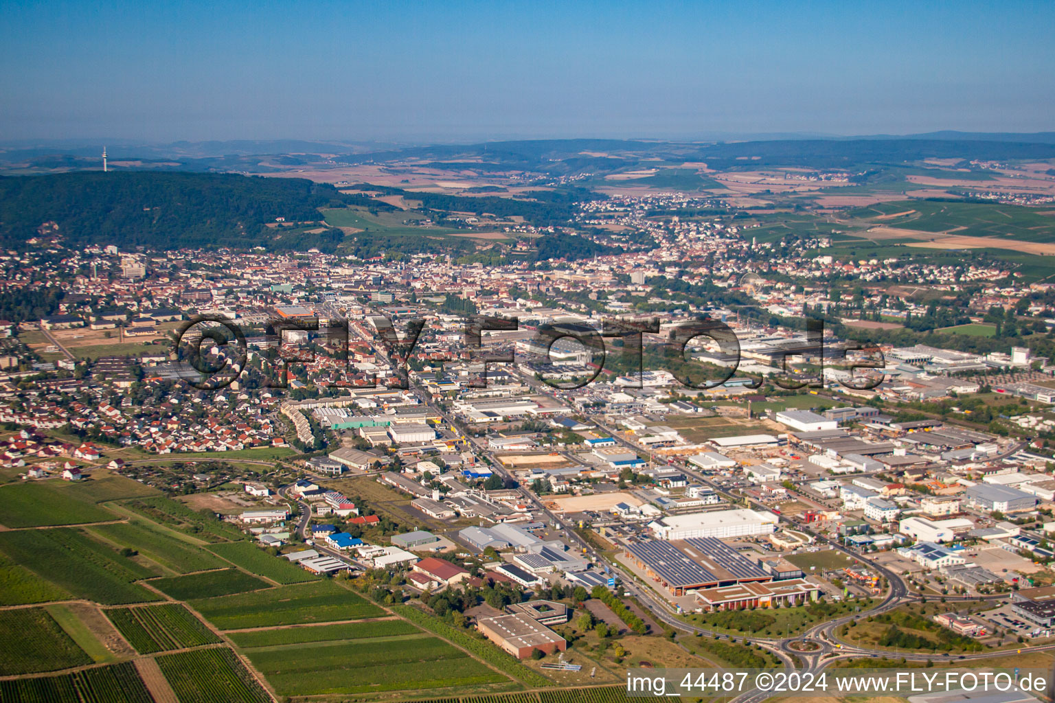 Vue aérienne de Vue des rues et des maisons des quartiers résidentiels à le quartier Planig in Bad Kreuznach dans le département Rhénanie-Palatinat, Allemagne