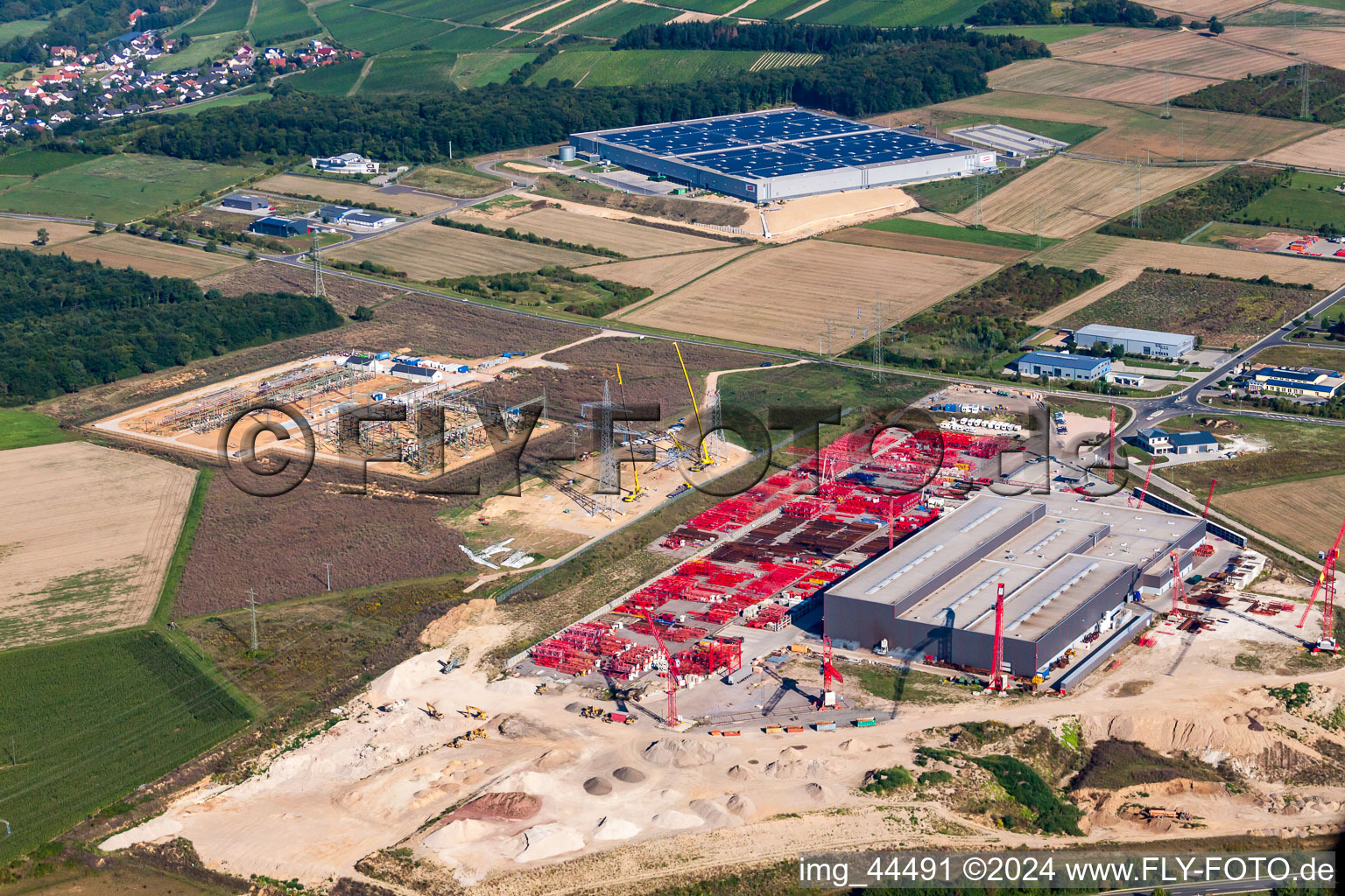 Vue aérienne de WILBERT TowerCranes GmbH commerce de grues dans l'état à Waldlaubersheim dans le département Rhénanie-Palatinat, Allemagne