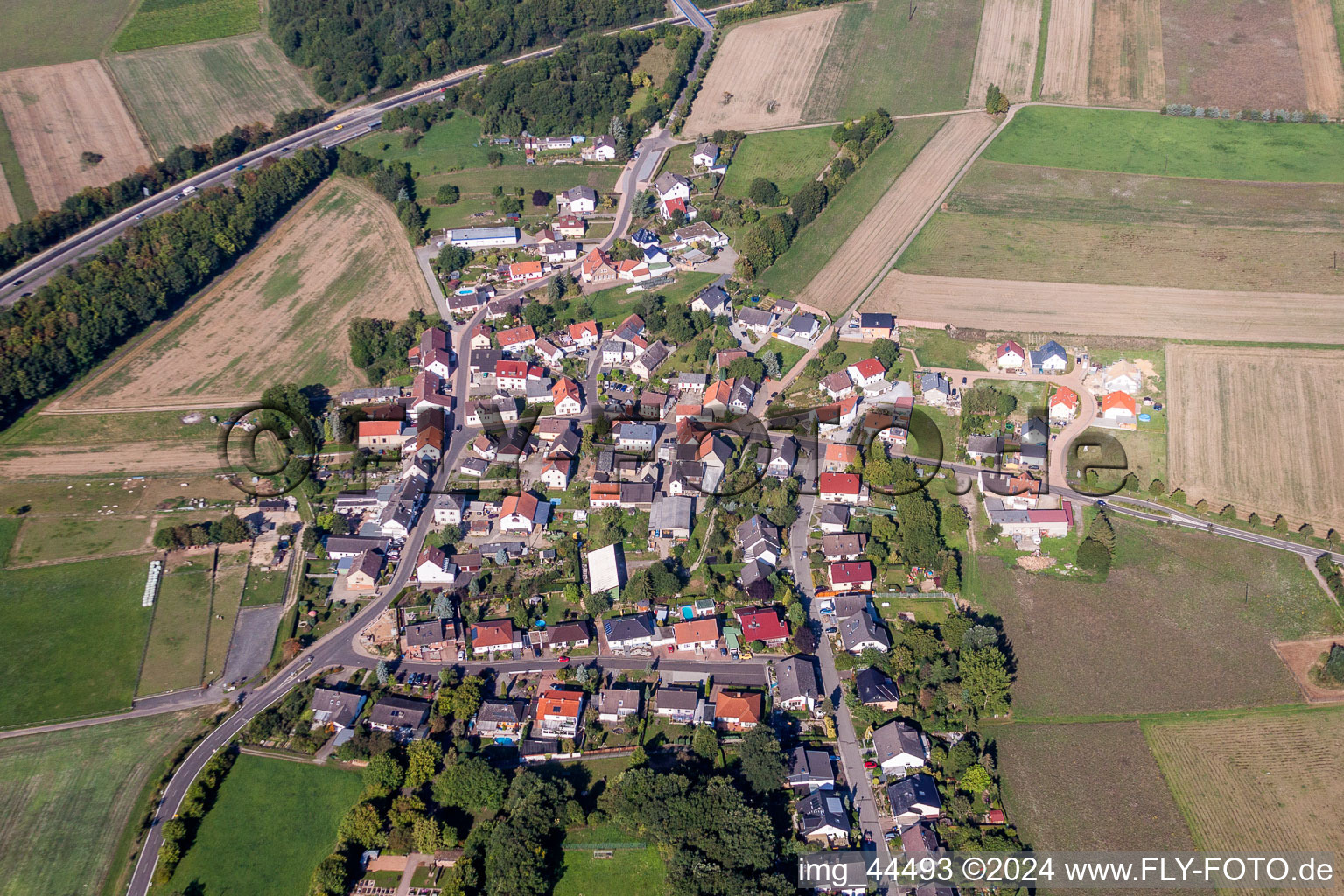 Vue aérienne de Champs agricoles et surfaces utilisables à Roth dans le département Rhénanie-Palatinat, Allemagne