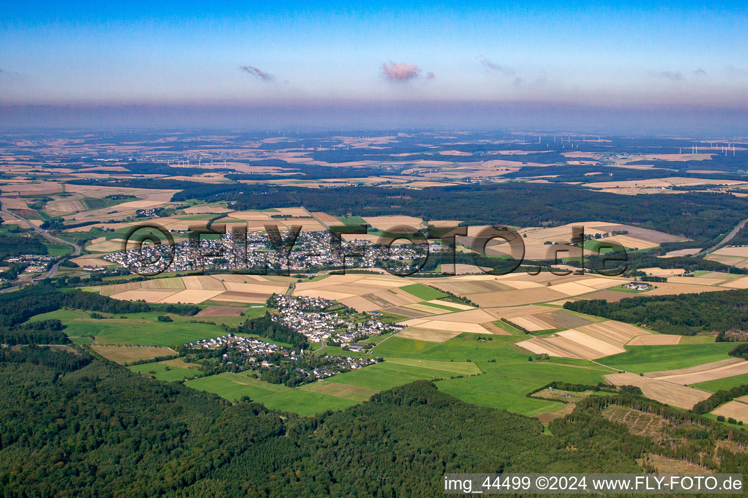 Vue aérienne de Rheinböllen dans le département Rhénanie-Palatinat, Allemagne