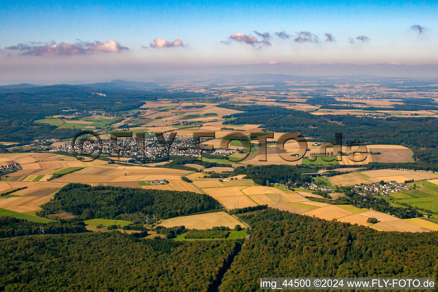 Vue aérienne de Rheinböllen dans le département Rhénanie-Palatinat, Allemagne