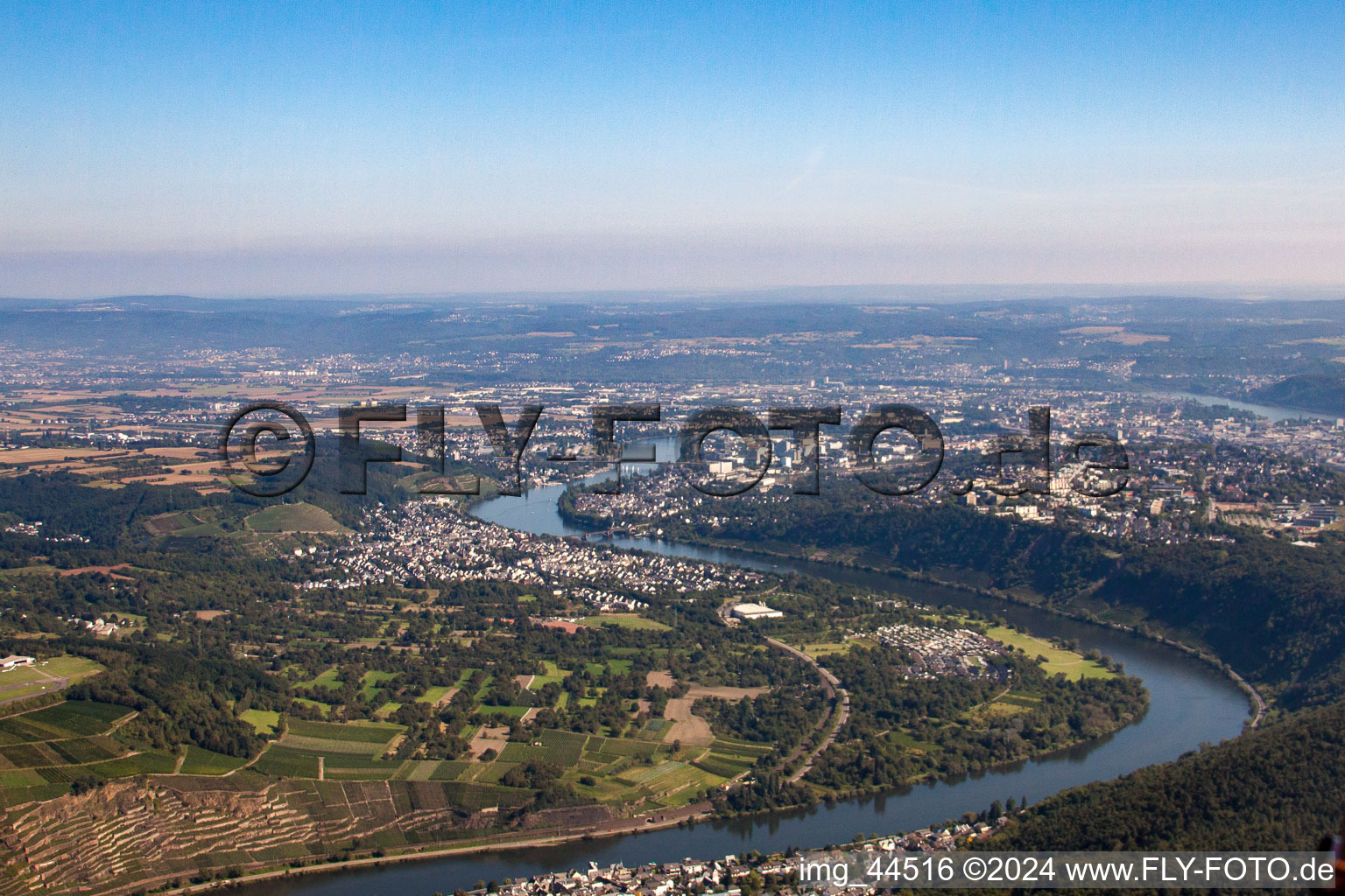 Vue aérienne de Moselle à le quartier Güls in Koblenz dans le département Rhénanie-Palatinat, Allemagne