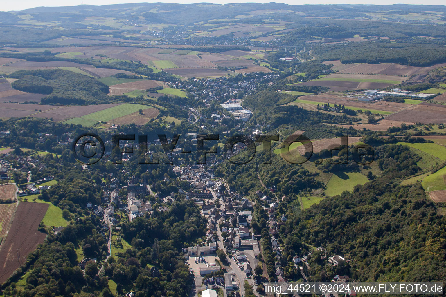 Vue aérienne de Brohl-Lützing à Burgbrohl dans le département Rhénanie-Palatinat, Allemagne