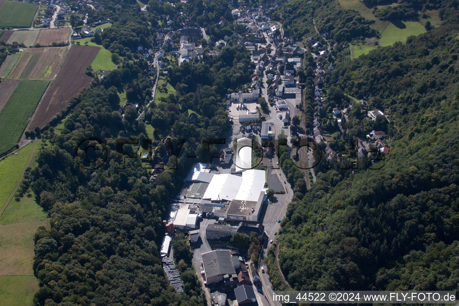 Vue aérienne de Brohl-Lützing à Burgbrohl dans le département Rhénanie-Palatinat, Allemagne