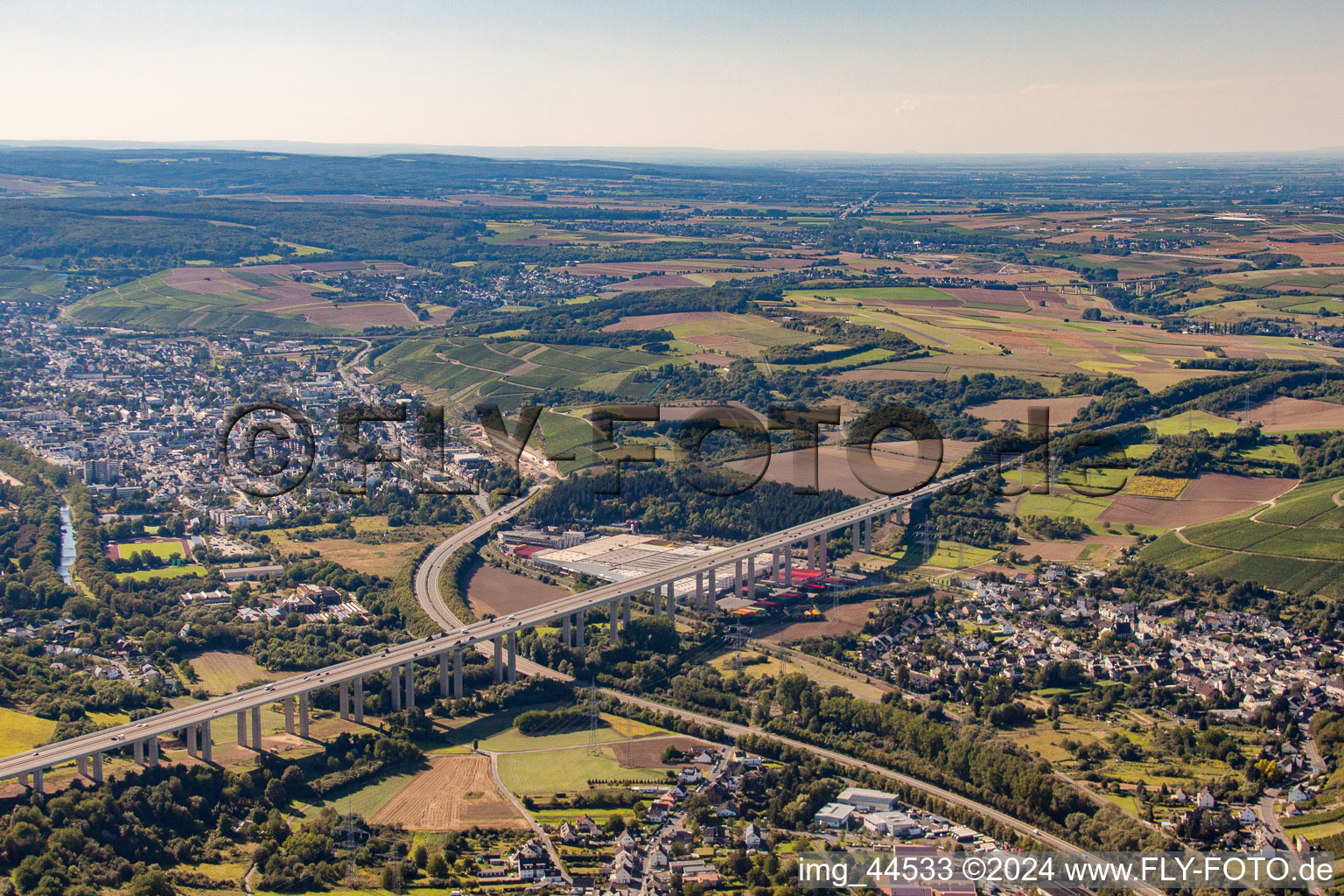 Vue aérienne de Tracé et voies le long du pont autoroutier BAB A61 à Bad Neuenahr-Ahrweiler dans le département Rhénanie-Palatinat, Allemagne