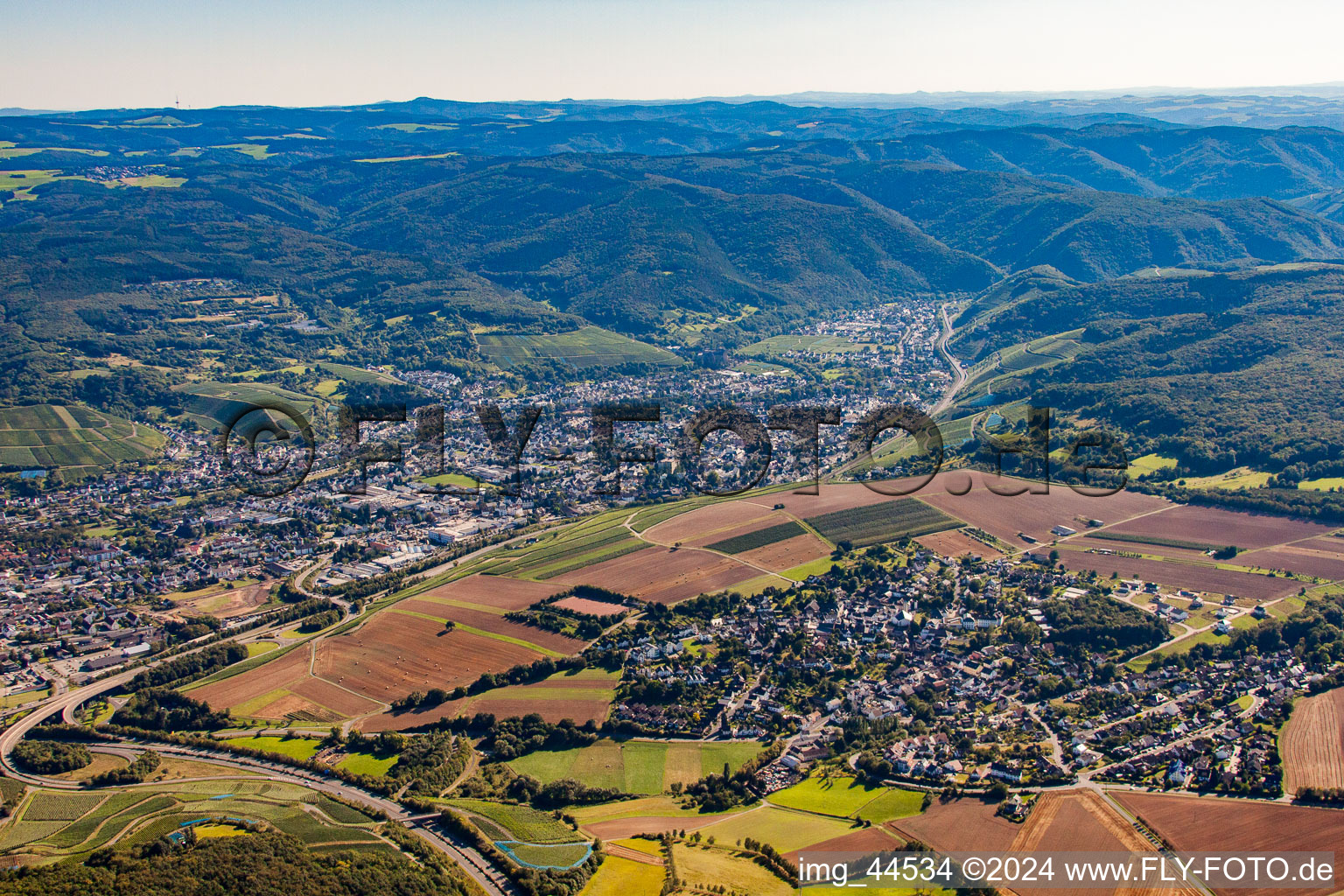 Vue aérienne de Vue des rues et des maisons des quartiers résidentiels à le quartier Bachem in Bad Neuenahr-Ahrweiler dans le département Rhénanie-Palatinat, Allemagne