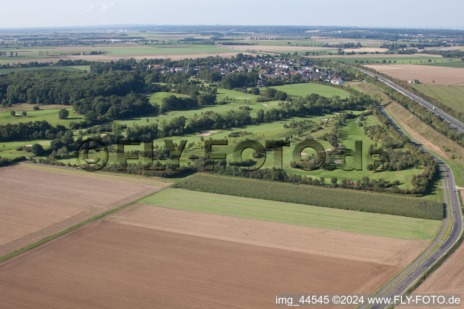 Vue aérienne de Parcours de golf en forêt au château Miel à Miel dans le département Rhénanie du Nord-Westphalie, Allemagne