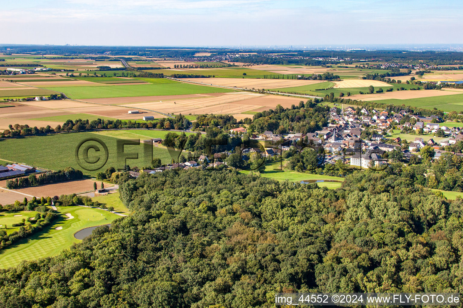 Vue oblique de Parcours de golf en forêt au château Miel à le quartier Miel in Swisttal dans le département Rhénanie du Nord-Westphalie, Allemagne