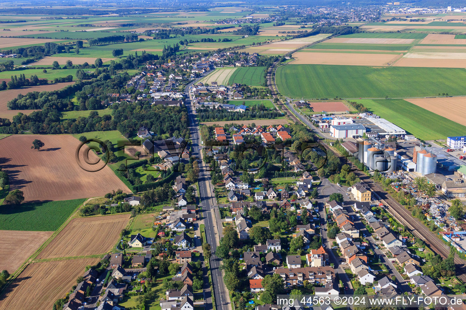 Vue aérienne de Vue de la ville depuis le sud à le quartier Ottenheim in Weilerswist dans le département Rhénanie du Nord-Westphalie, Allemagne