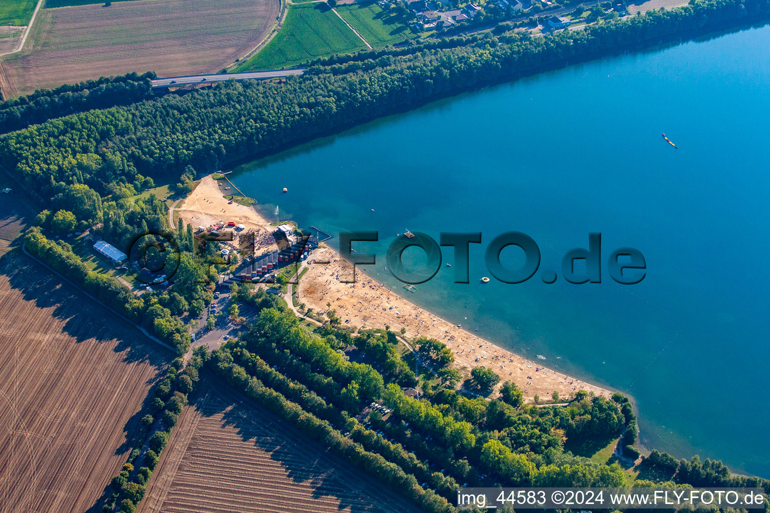 Vue aérienne de Lac de baignade Gürzenich à le quartier Gürzenich in Düren dans le département Rhénanie du Nord-Westphalie, Allemagne