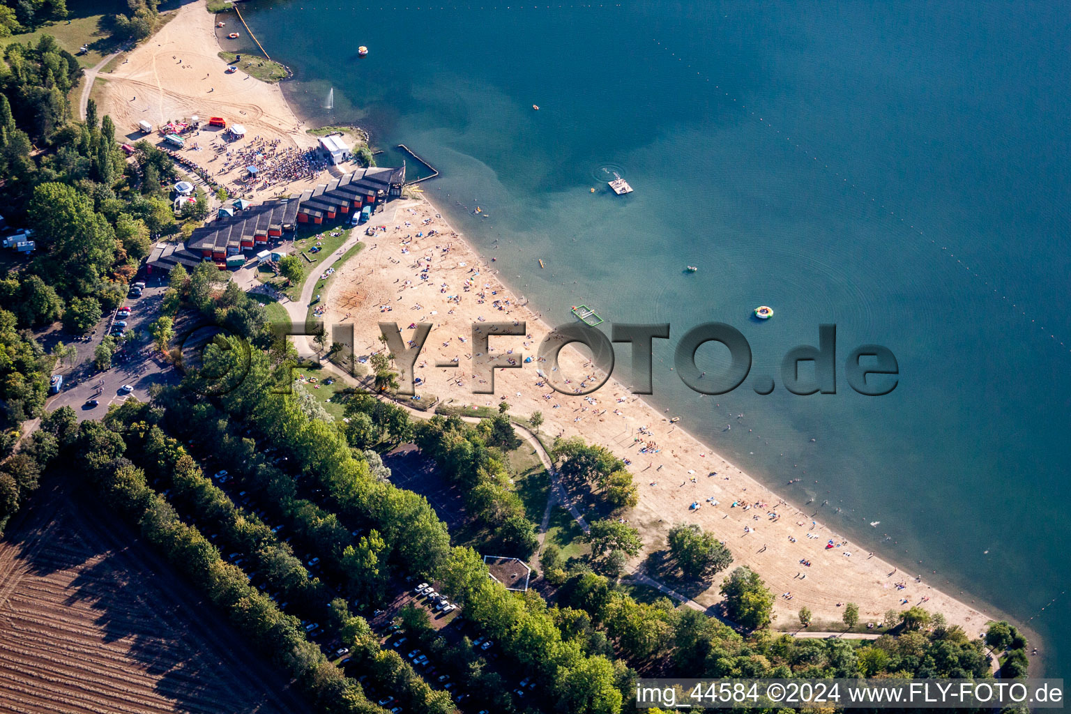 Vue aérienne de Foules massives de baigneurs sur la plage et au bord du lac Düren-Gürzenich à le quartier Gürzenich in Düren dans le département Rhénanie du Nord-Westphalie, Allemagne