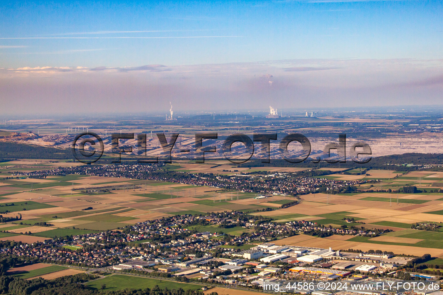 Vue aérienne de Forêt de Hambacher, vue sur la mine à ciel ouvert de Hambach Etzweiler à le quartier Oberzier in Niederzier dans le département Rhénanie du Nord-Westphalie, Allemagne