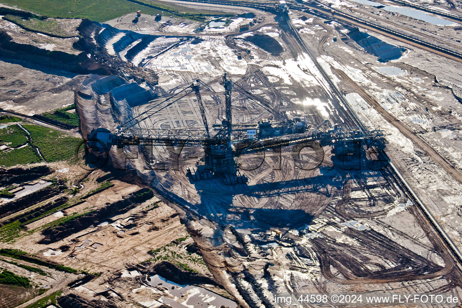 Vue aérienne de Pont convoyeur pour excavatrice dans la couche de la zone minière et les zones de morts-terrains de la mine à ciel ouvert de lignite à Inden dans le département Rhénanie du Nord-Westphalie, Allemagne