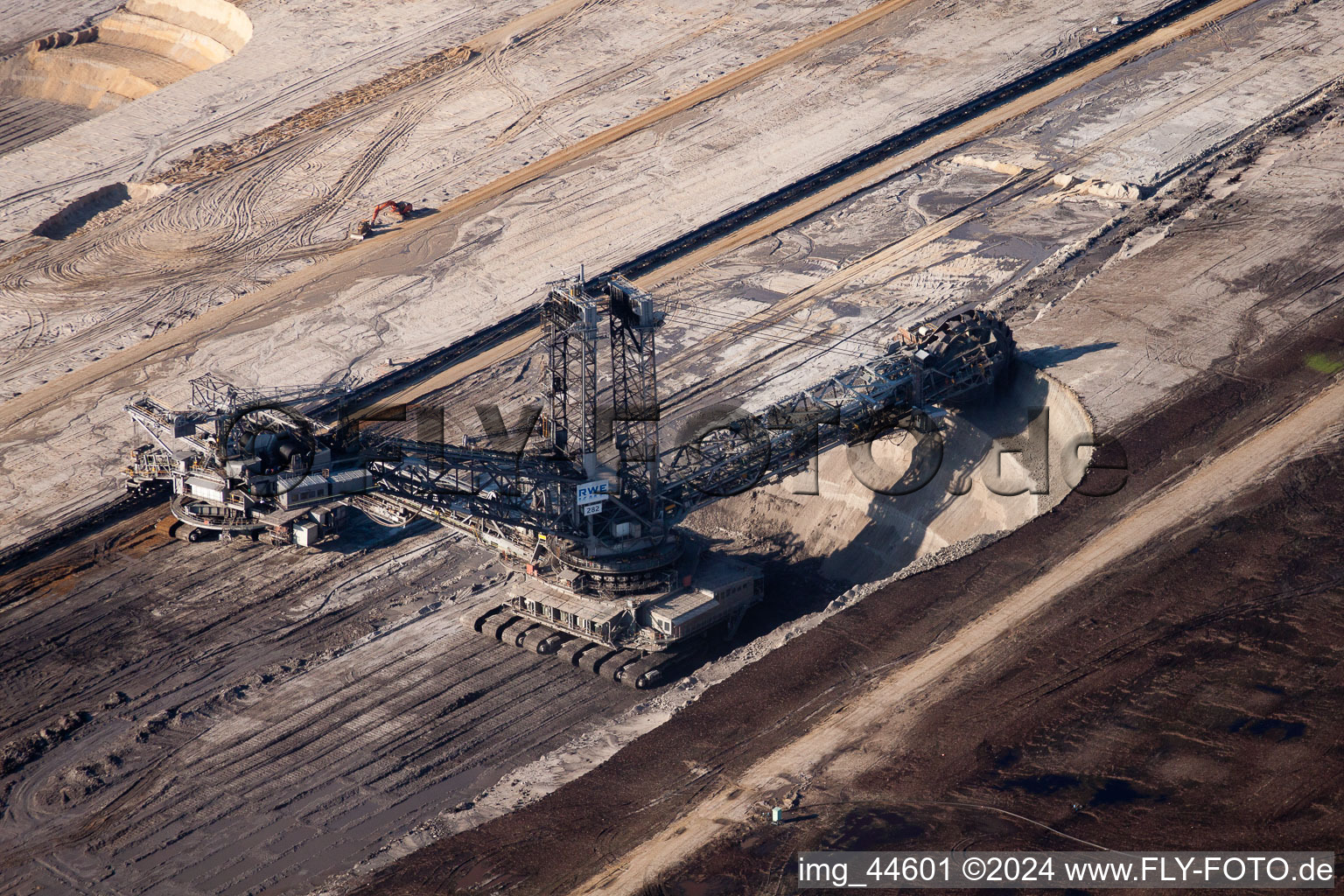 Extraction de lignite à ciel ouvert à Inden dans le département Rhénanie du Nord-Westphalie, Allemagne hors des airs