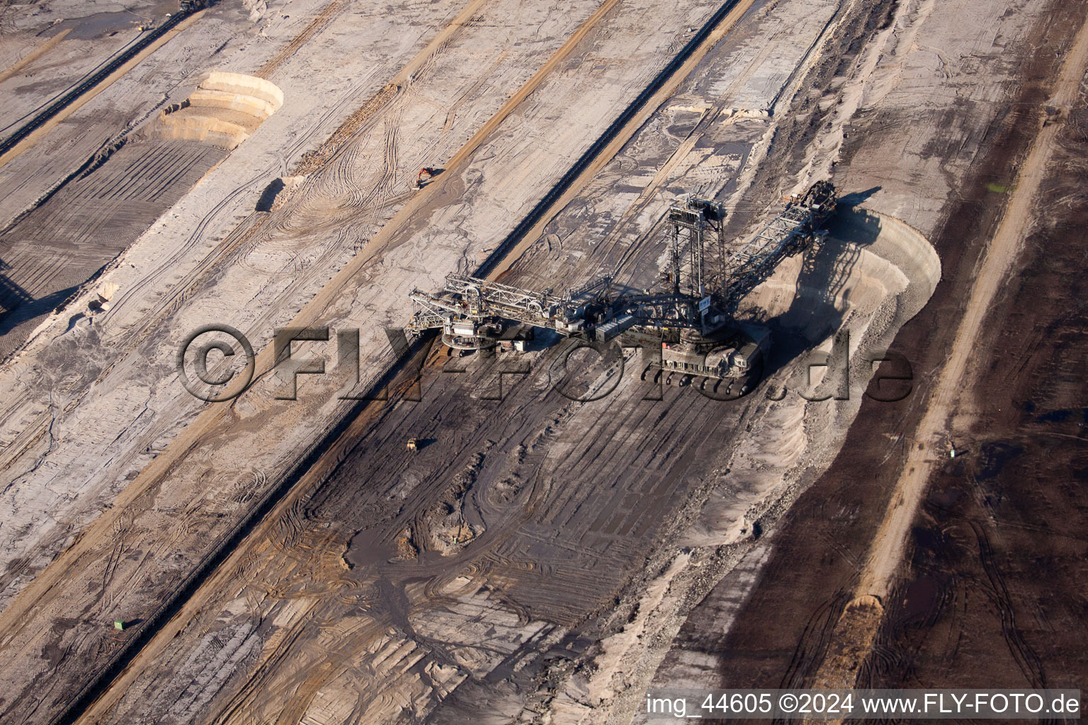 Extraction de lignite à ciel ouvert à Inden dans le département Rhénanie du Nord-Westphalie, Allemagne depuis l'avion