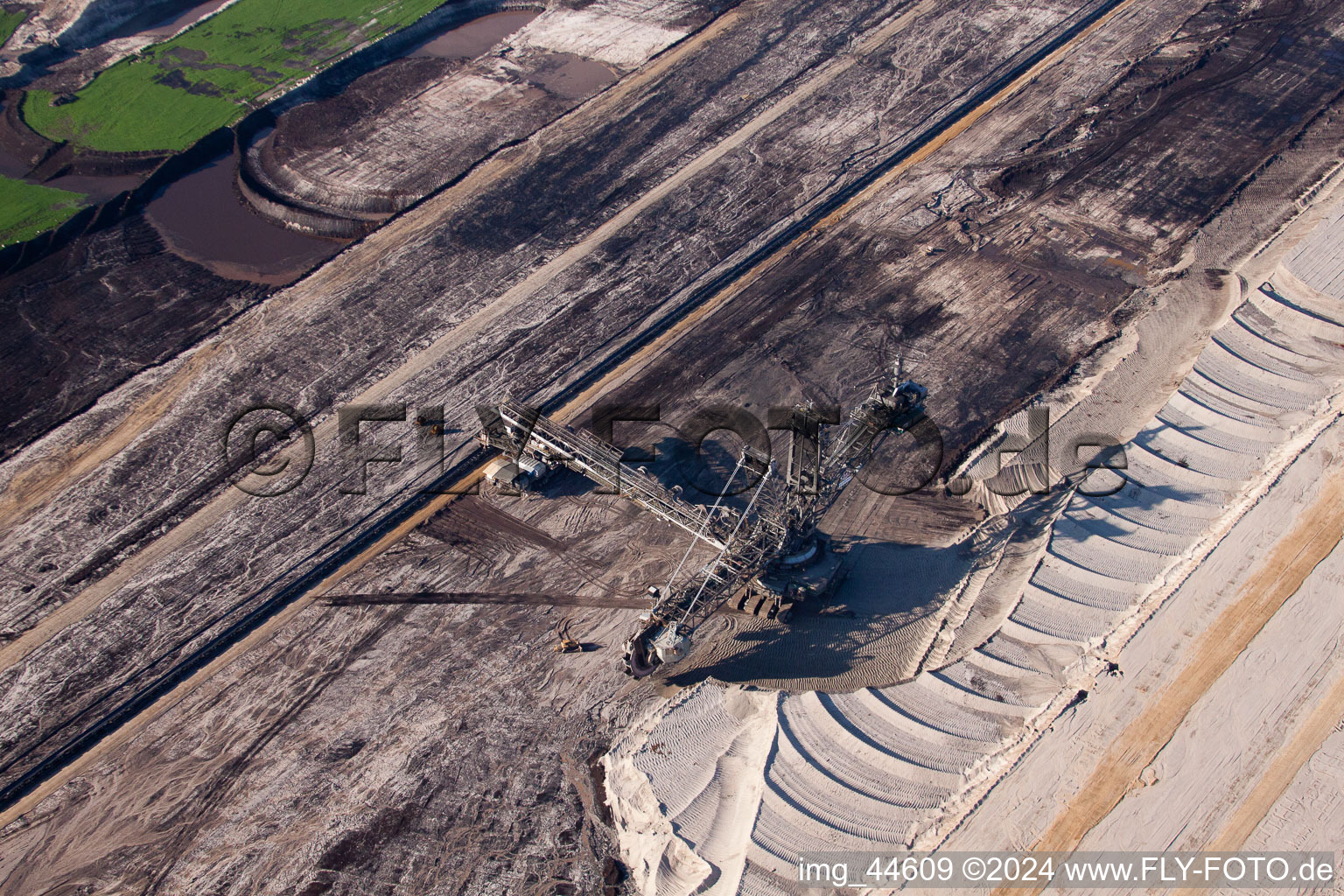 Vue aérienne de Pont convoyeur pour excavatrice dans la couche de la zone minière et les zones de morts-terrains de la mine à ciel ouvert de lignite à le quartier Altdorf in Inden dans le département Rhénanie du Nord-Westphalie, Allemagne