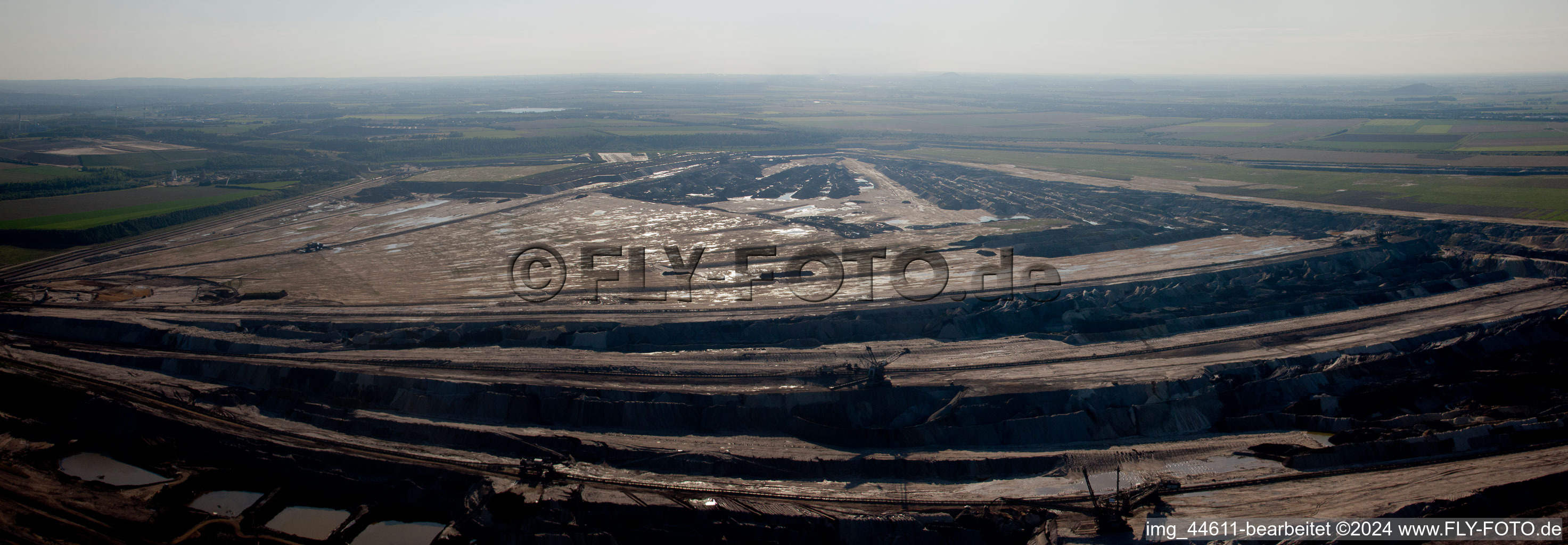 Vue aérienne de Pont convoyeur pour excavatrice dans la couche de la zone minière et les zones de morts-terrains de la mine à ciel ouvert de lignite à Inden dans le département Rhénanie du Nord-Westphalie, Allemagne