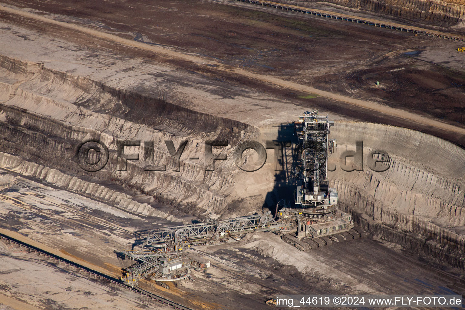 Extraction de lignite à ciel ouvert à Inden dans le département Rhénanie du Nord-Westphalie, Allemagne du point de vue du drone