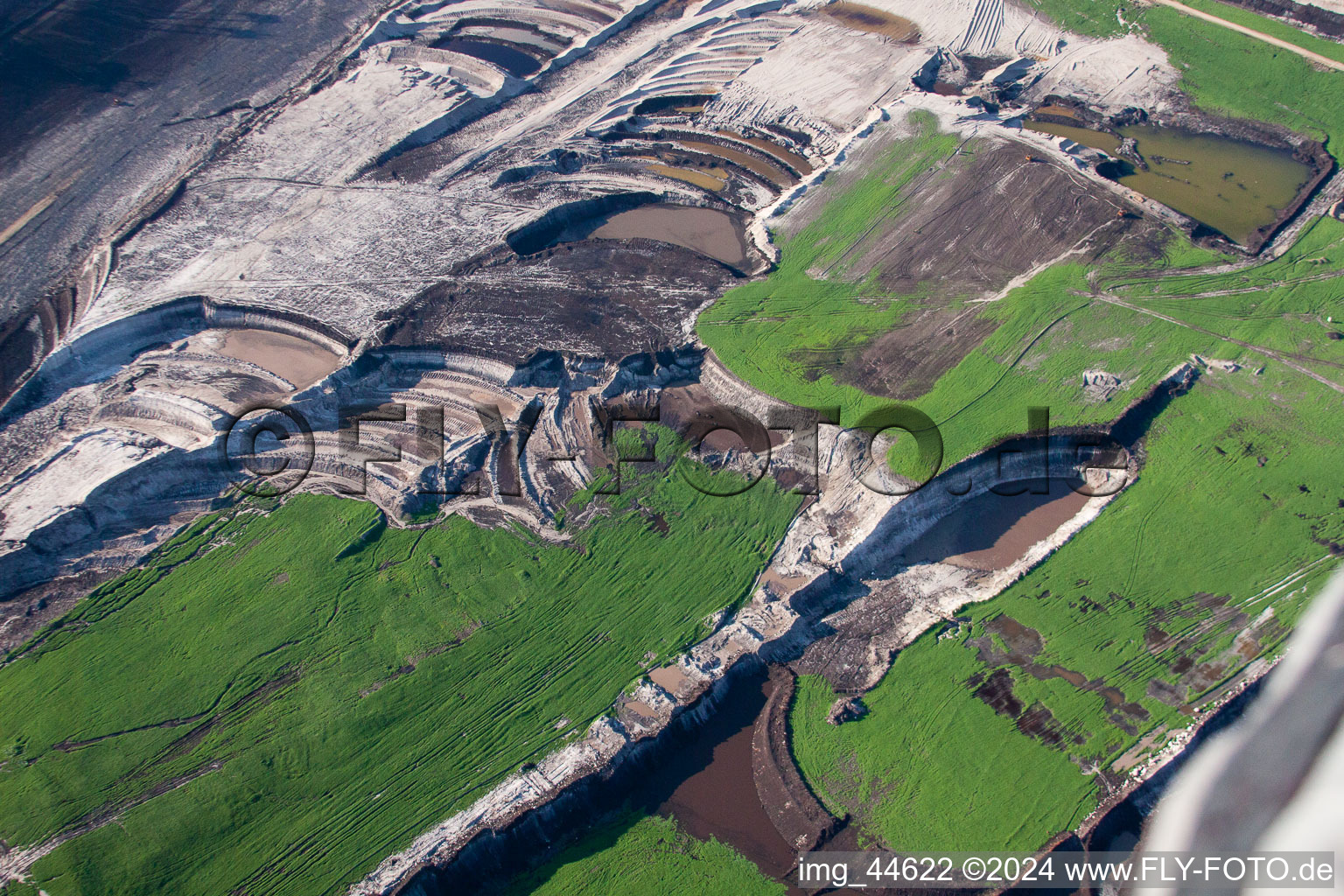 Photographie aérienne de Pont convoyeur pour excavatrice dans la couche de la zone minière et les zones de morts-terrains de la mine à ciel ouvert de lignite à Inden dans le département Rhénanie du Nord-Westphalie, Allemagne