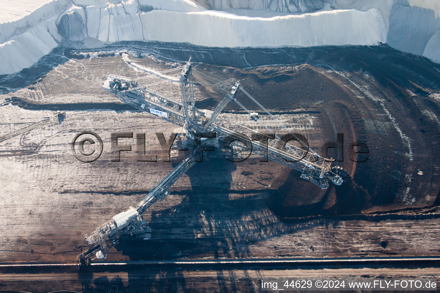 Extraction de lignite à ciel ouvert à Inden dans le département Rhénanie du Nord-Westphalie, Allemagne vu d'un drone