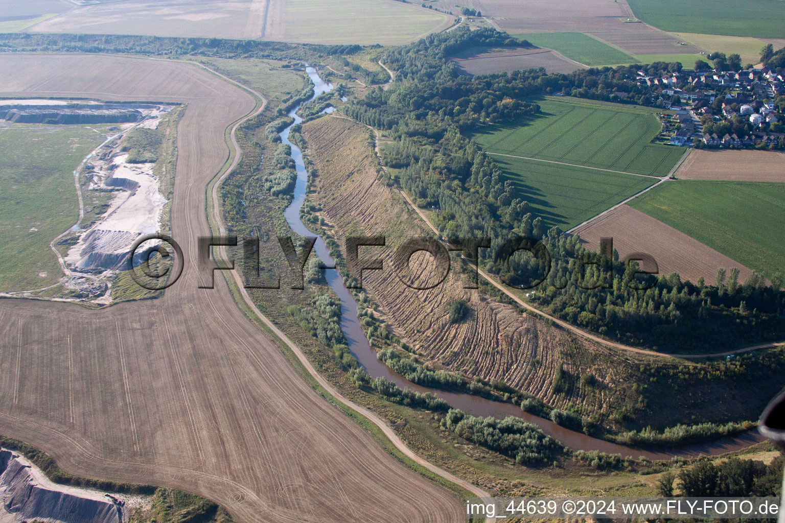 Pont convoyeur pour excavatrice dans la couche de la zone minière et les zones de morts-terrains de la mine à ciel ouvert de lignite à Inden dans le département Rhénanie du Nord-Westphalie, Allemagne d'en haut