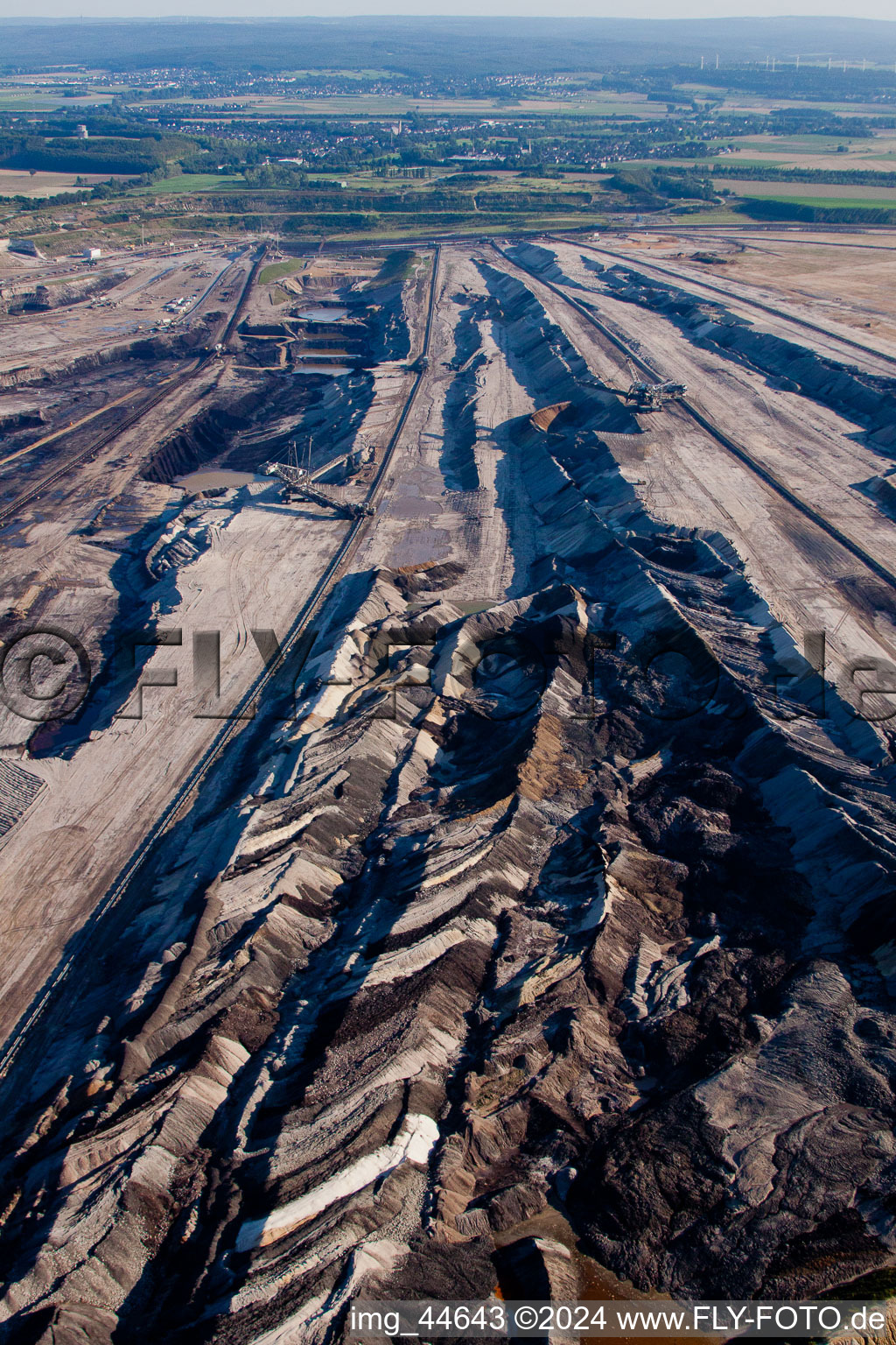 Pont convoyeur pour excavatrice dans la couche de la zone minière et les zones de morts-terrains de la mine à ciel ouvert de lignite à Inden dans le département Rhénanie du Nord-Westphalie, Allemagne hors des airs