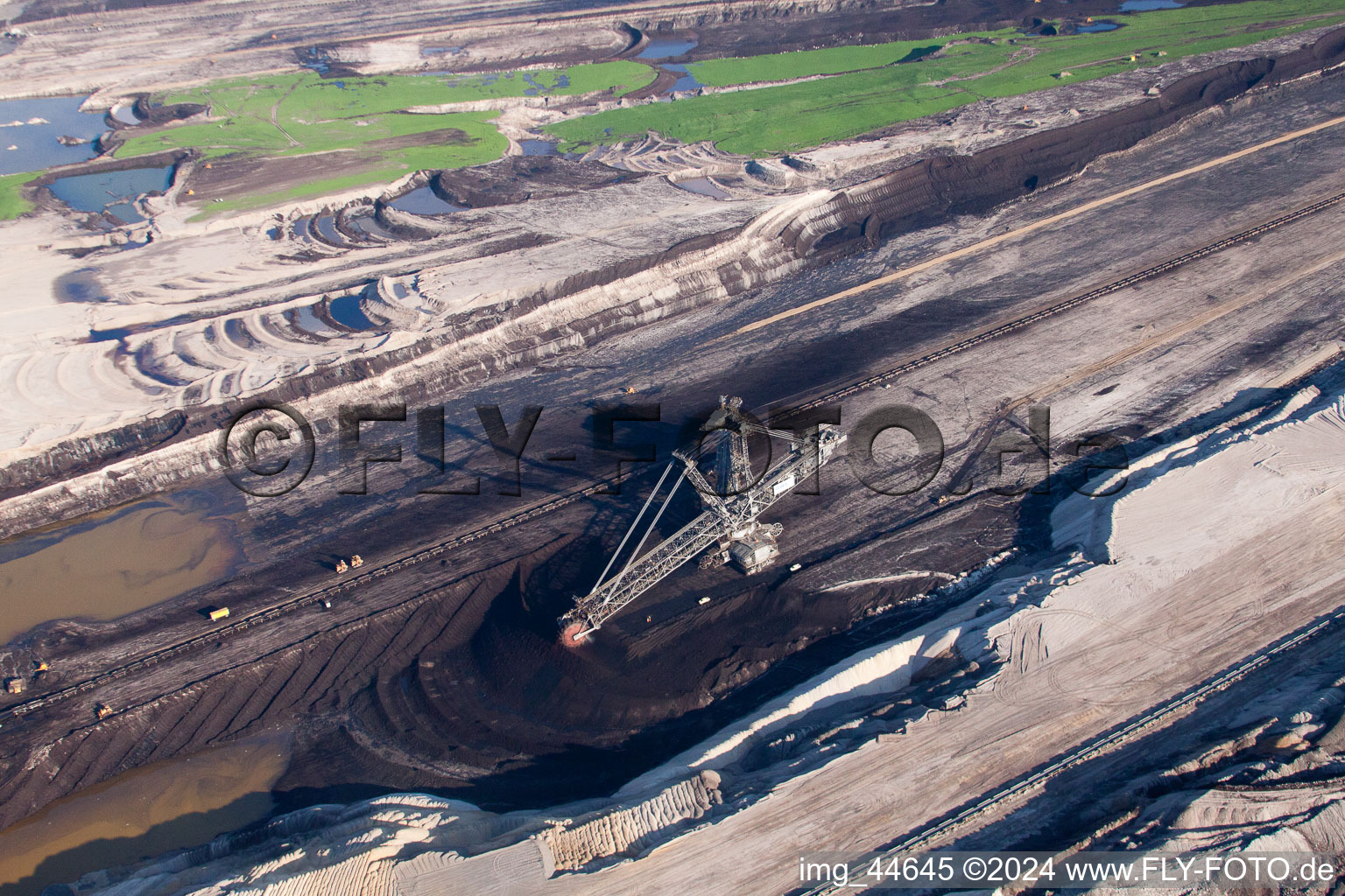 Pont convoyeur pour excavatrice dans la couche de la zone minière et les zones de morts-terrains de la mine à ciel ouvert de lignite à Inden dans le département Rhénanie du Nord-Westphalie, Allemagne vue d'en haut