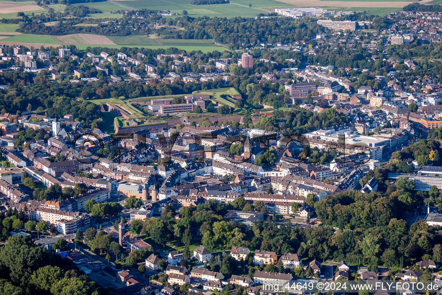 Vue aérienne de Vieille ville et centre-ville avec musée de la Citadelle à Jülich dans le département Rhénanie du Nord-Westphalie, Allemagne