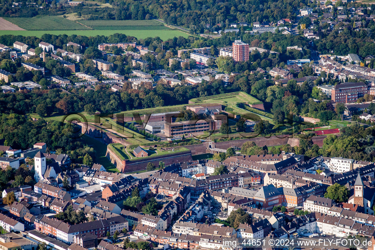 Vue aérienne de Vieille ville et centre-ville avec musée de la Citadelle à Jülich dans le département Rhénanie du Nord-Westphalie, Allemagne