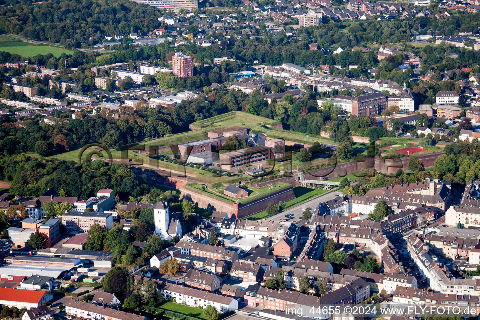 Photographie aérienne de Vieille ville et centre-ville avec musée de la Citadelle à Jülich dans le département Rhénanie du Nord-Westphalie, Allemagne